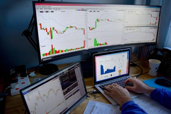 Trader Bolsa Está Trabajando Con Gráficos Línea Varios Monitores —  Fotos de Stock