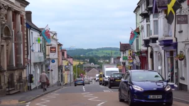 Gadeudsigt med huse. vej og mennesker i walisisk by. – Stock-video