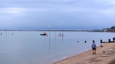 İnsanlar Leigh 'deki Thames nehrinde kano yapıyor..