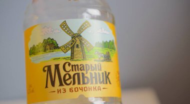 Rus birası Hafif Vackground 'daki eski değirmenci.