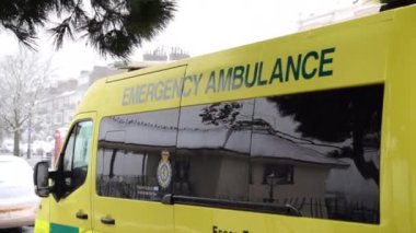 İngiliz kasabasında yoğun kar altında acil ambulans bekliyor..