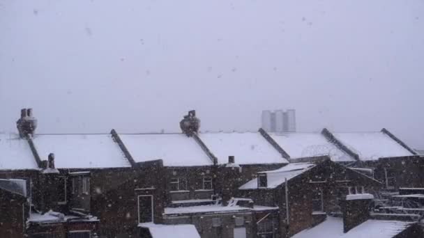 Maisons anglaises toits dans la neige épaisse. — Video