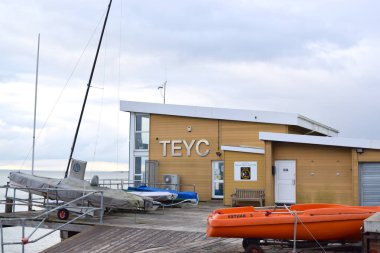 Southend, İngiltere 'de bir kulüpte öğretmenlik yapmış..