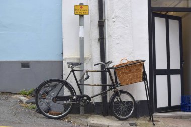 Sepetli bisiklet bir evin yanında park edilmiş..