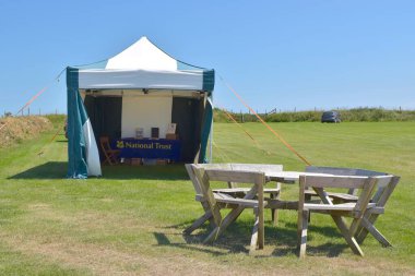 Ulusal güven çadırı Galler 'deki Rhosili Körfezi otoparkında.