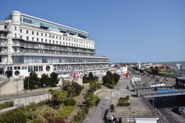 Güzel bir günde, Southend sahil şeridinde Park Inn Palace binasının olduğu sokak manzarası..