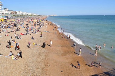 Mayıs 2021 'de Brighton sahilindeki insanlar.