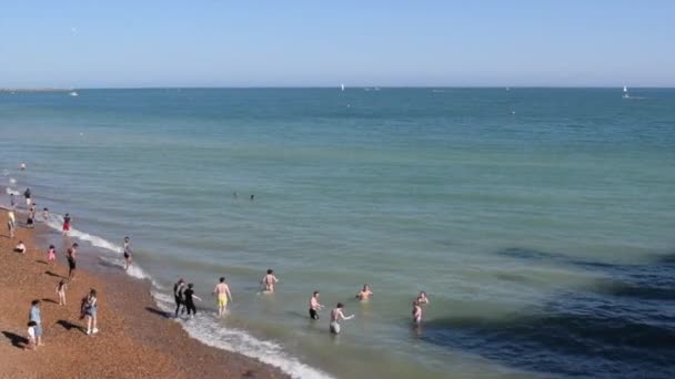Brighton strand met veel vakantiegangers tijdens de feestdagen mei 2021. — Stockvideo