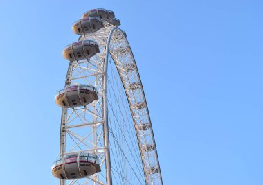  Mavi gökyüzü arka planında Londra göz kulübeleri.