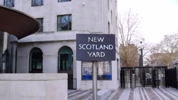 ロンドンの新しいスコットランドヤードの回転標識. — ストック動画
