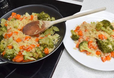 Pişmiş pirinç, brokoli ve havuçla vejetaryen yemeği..