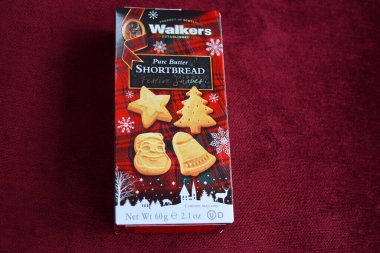 Aylakların kıpkırmızı arka planda Xmas kurabiyeleri.