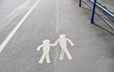 Swansea UK 'de çocukları olan yaya ebeveynler..