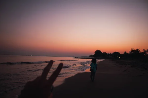 Sinal Paz Amigos Caminhando Praia — Fotografia de Stock