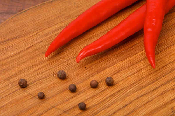 Vörös Chili Paprika Koriander Babérlevél Egy Felületen — Stock Fotó