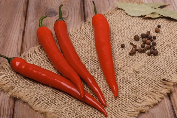 Vörös Chili Paprika Babérlevél Egy Felületen — Stock Fotó