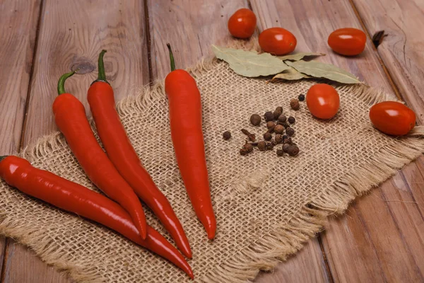 Vörös Chili Paprika Cseresznye Paradicsom Babérlevél Egy Felületen — Stock Fotó