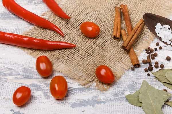 Chiles Rojos Cilantro Tomates Cherry Hojas Laurel Sobre Una Superficie —  Fotos de Stock