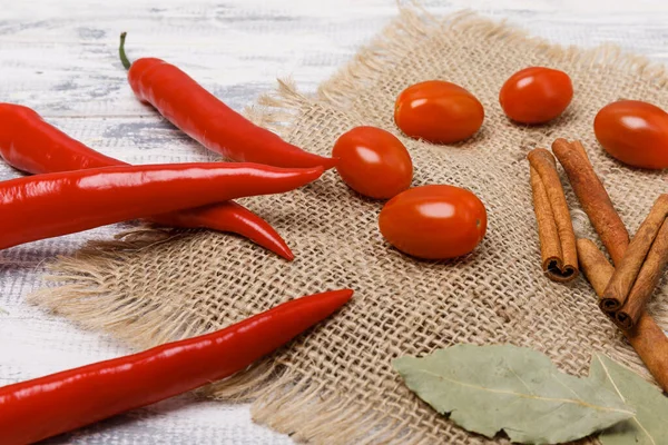 Rote Chilischoten Kirschtomaten Koriander Lorbeerblätter Auf Einer Holzoberfläche Stockfoto