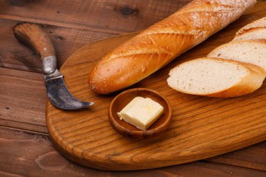 Tahta zemin üzerinde taze baget ekmek.