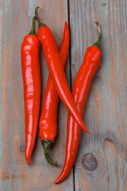 Ahşap bir yüzeyde kırmızı biber.