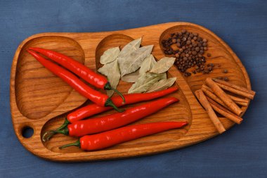 Kırmızı biber, ahşap bir yüzeyde tarçınlı rulo