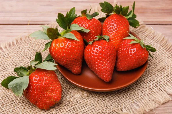 Fraises Rouges Fraîches Dans Une Assiette Sur Une Planche Bois Images De Stock Libres De Droits