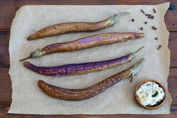 Aubergine Chinoise Cuite Avec Sauce Épice Sur Une Surface Bois Photos De Stock Libres De Droits