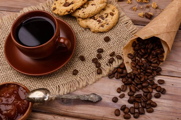 Tasse Kaffee Und Kaffeebohnen Fallen Aus Dem Beutel Stockfoto