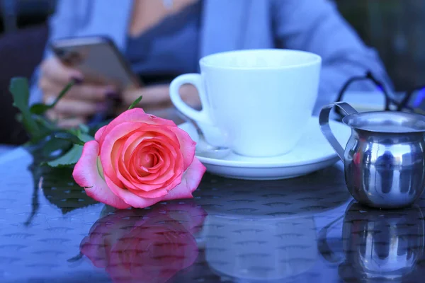 Роскошная Розовая Роза Столе Фоне Чашки Кофе Сосуда Молоком Силуэта — стоковое фото