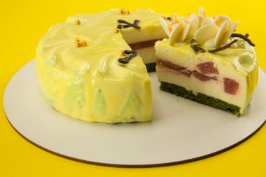 İnce dilimli limon renkli diyet kek. Dondurma sufle ve çilekli kek. Beyaz çikolata orkidesi yaprakları ve sarı arka planda altın inciler.