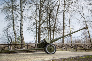 Ölen askerlerin anısına eski bir Sovyet topu yerleştirildi. Zafer Günü