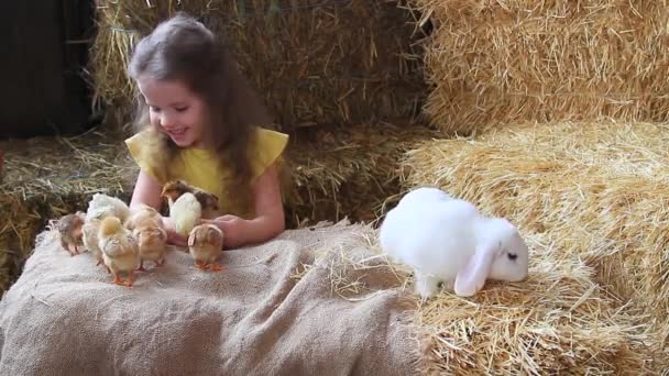 Uma Menina Branca Cinco Anos Vestido Amarelo Fardos Palha Brinca — Vídeo de Stock