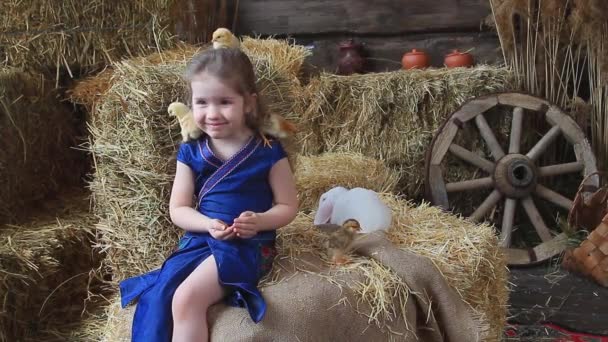 Uma Menina Branca Cinco Anos Idade Vestido Azul Fardos Palha — Vídeo de Stock