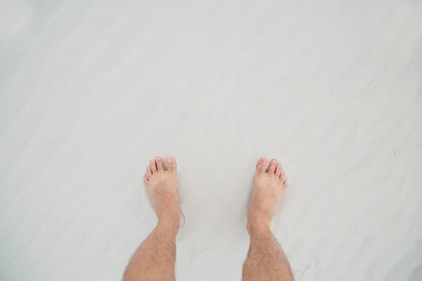 Duas Pernas Masculinas Nuas Fundo Areia Branca Com Dunas — Fotografia de Stock