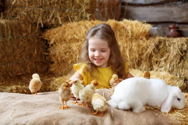 Niña Con Vestido Amarillo Decoraciones Pascua Fardos Paja Juega Con — Foto de Stock