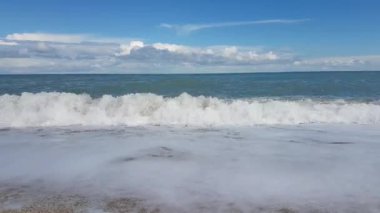 Manzara - deniz manzarası, kumsal ve güzel beyaz bulutlu mavi gökyüzü