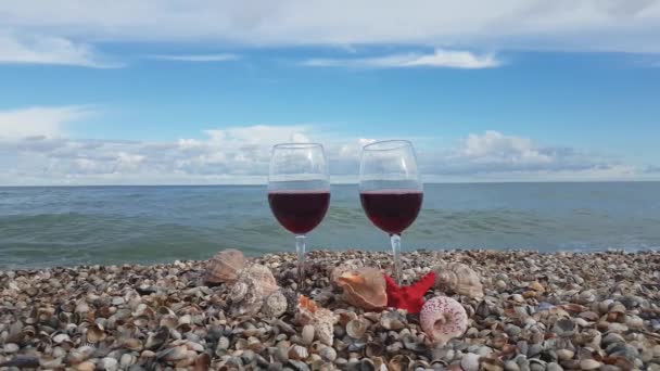 Dos Copas Llenas Vino Tinto Seco Colocan Orilla Con Conchas — Vídeo de stock