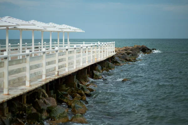 Píer Madeira Branco Com Cogumelos Sol Contra Fundo Mar Céu — Fotografia de Stock