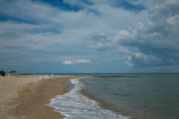 Пейзаж Морские Волны Песок Против Голубого Неба Белыми Облаками — стоковое фото
