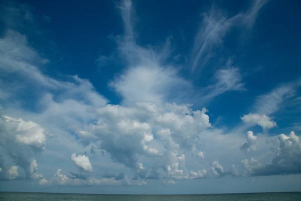 Paisaje Olas Mar Arena Contra Cielo Azul Con Nubes Blancas — Foto de Stock