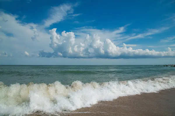 Landskap Havsvågor Och Sand Mot Den Blå Himlen Med Vita — Stockfoto