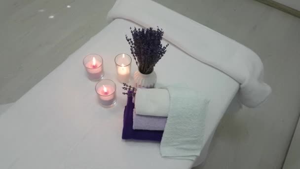 Drei Brennende Kerzen Mit Losem Wachs Lavendelfarbenen Handtüchern Und Einem — Stockvideo