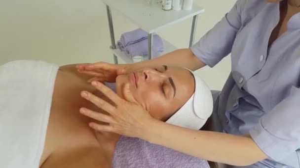 Médico Menina Terno Cor Lavanda Realiza Uma Massagem Muito Bonita — Vídeo de Stock