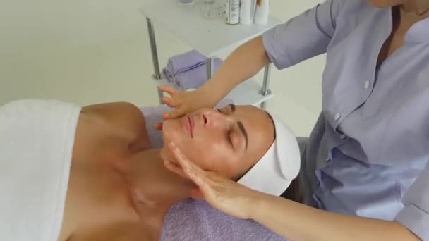 Médico Menina Terno Cor Lavanda Realiza Uma Massagem Muito Bonita — Vídeo de Stock