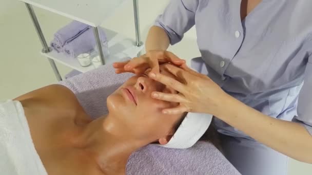 Médico Menina Terno Cor Lavanda Realiza Uma Massagem Muito Bonita — Vídeo de Stock