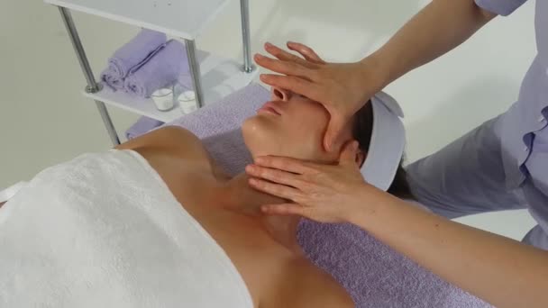 Médico Menina Terno Cor Lavanda Realiza Uma Massagem Muito Bonita — Vídeo de Stock