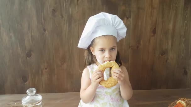 Una Bambina Tre Anni Con Vestito Bianco Una Cuffia Forno — Video Stock