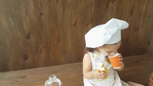 Una Bambina Tre Anni Con Vestito Bianco Tappo Cottura Mangia — Video Stock