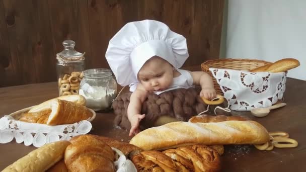 Ein Fünf Monate Alter Junge Einem Weißen Bäckeranzug Mit Mütze — Stockvideo